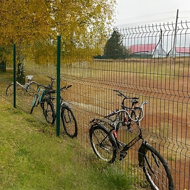 3D‑сетка или профнастил для детской площадки: сравниваем безопасность и экономичность