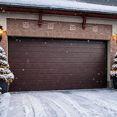 Секционные ворота для гаража с установкой: полный пакет от замера до гарантии