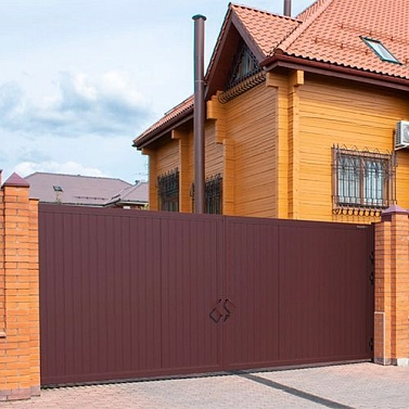Сколько стоят уличные ворота в этом году: из чего складывается цена