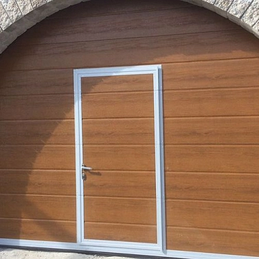 Секционные ворота с калиткой: удобство входа без открывания всего полотна