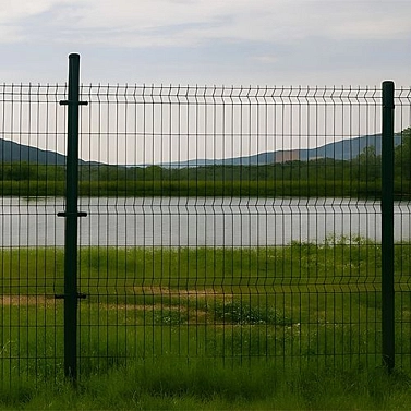 Как правильно установить 3D‑сетку: выбор шага между столбами, особенности монтажа на сложных грунтах и рельефах